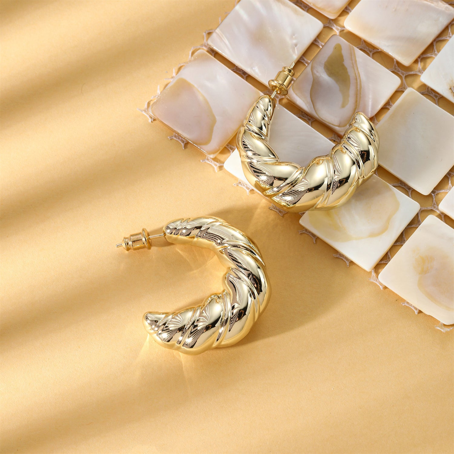 Heavy golden women's earrings golden-plated earrings Hypoallergenic earrings golden women's earrings Fashionable and popular women's earrings Women's jewelry