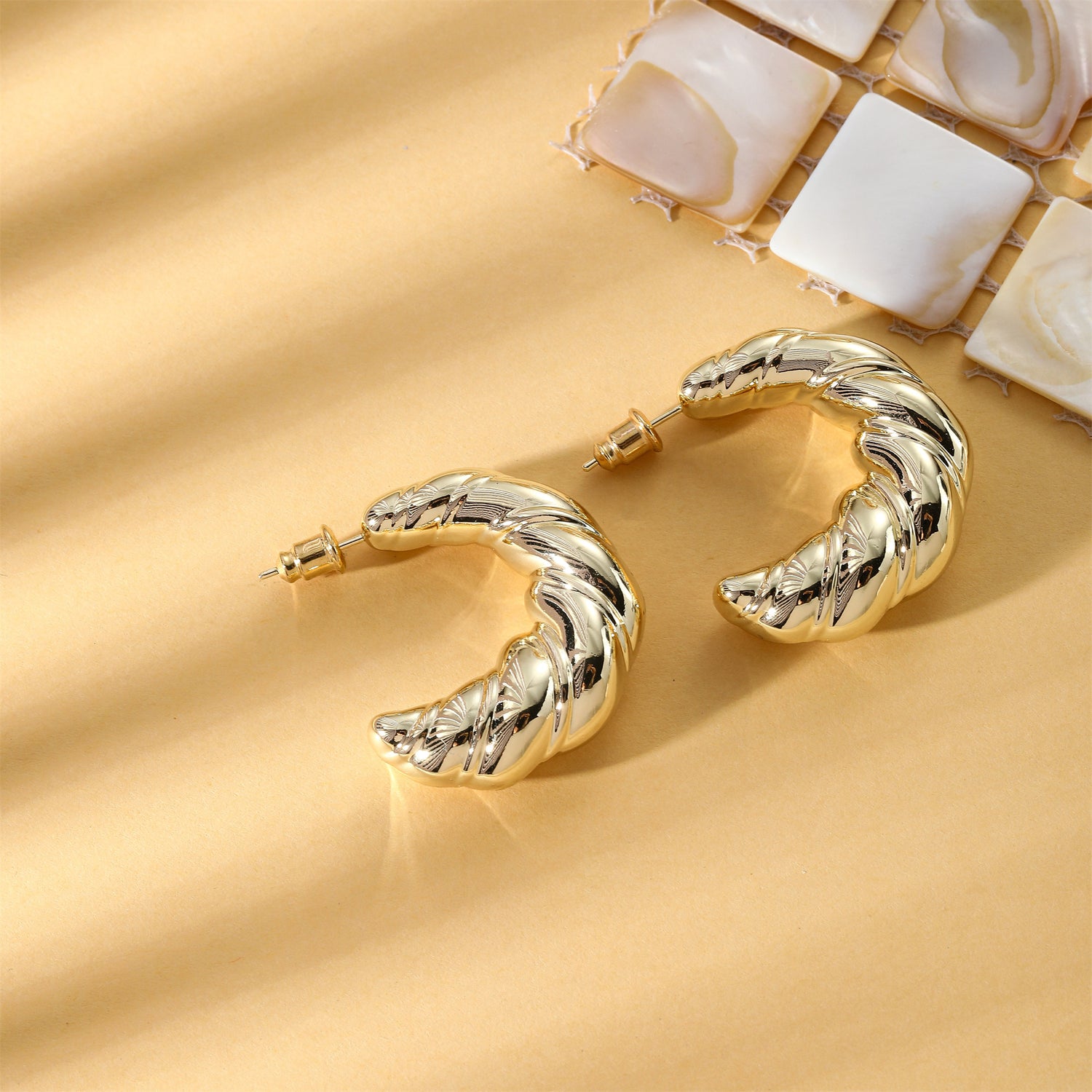 Heavy golden women's earrings golden-plated earrings Hypoallergenic earrings golden women's earrings Fashionable and popular women's earrings Women's jewelry