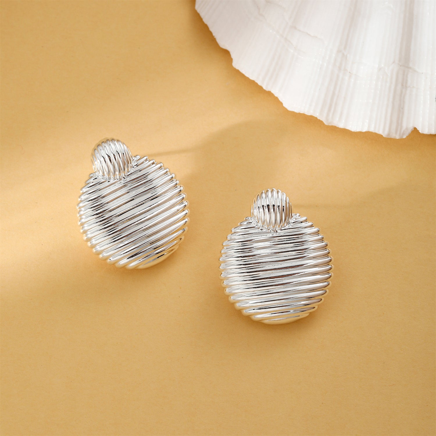 Vintage women's earrings; Women's dangle earrings; Fashionable and popular earrings; Retro pendant earrings; Women's jewelry gifts