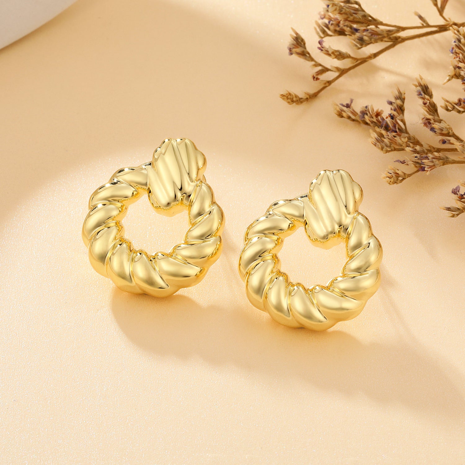 Lady's goldenen statement earrings 14k golden plated women's hanging tassel earrings goldenen ear rings women's fashion large golden earrings short and fat's golden earrings golden jewelry golden jewelry