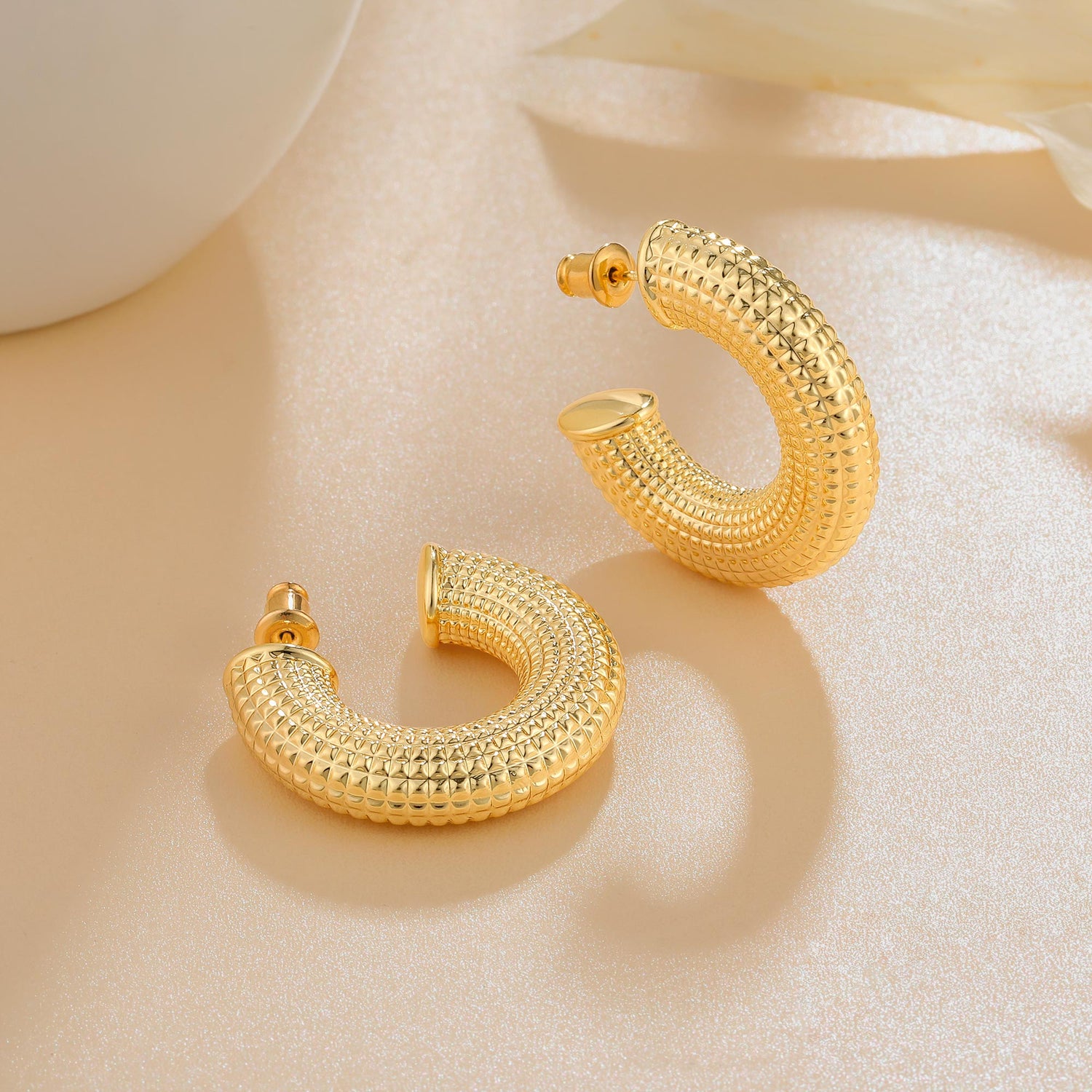 Chunky golden Hoop Earrings for Women, 14K golden Plated Chunky Hoops Earrings for Women Hypoallergenic Lightweight Non Tarnish Statement golden Chunky Earrings Big Large Thick Hoop for Women Trendy Jewelry